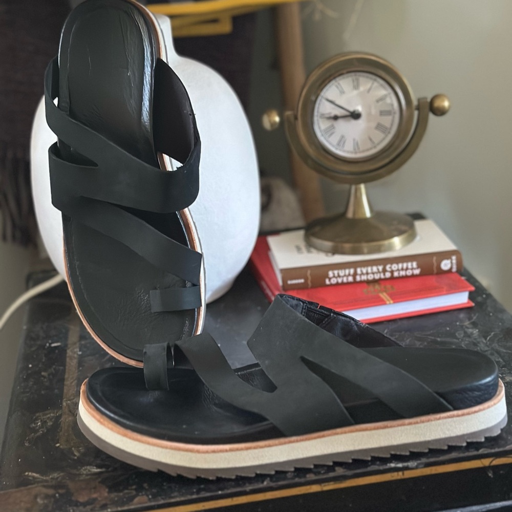 Black Merrell Juno leather Strappy Sandals with White and Brown Sole Size 9